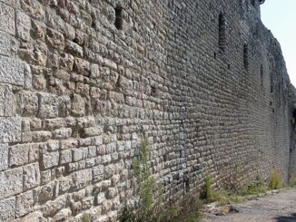 Lavori di restauro per le mura urbiche del parcheggio ex seminario