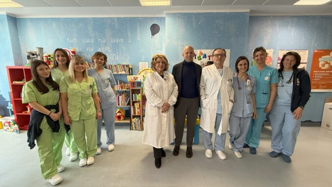 Ecosuntek dona biblioteche al reparto Pediatria di Branca