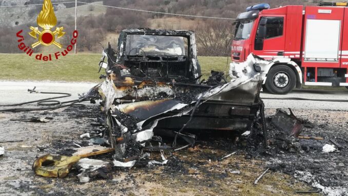 Camper in fiamme a Valsorda, gravi ustioni per una famiglia