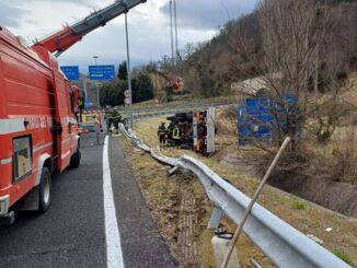 Incidente stradale su Flaminia a Nocera Scalo, camion fuori strada