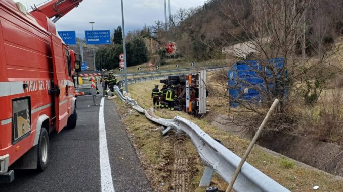 Incidente stradale su Flaminia a Nocera Scalo, camion fuori strada