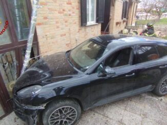 Auto fuori controllo, intervento vigili del fuoco a Gubbio