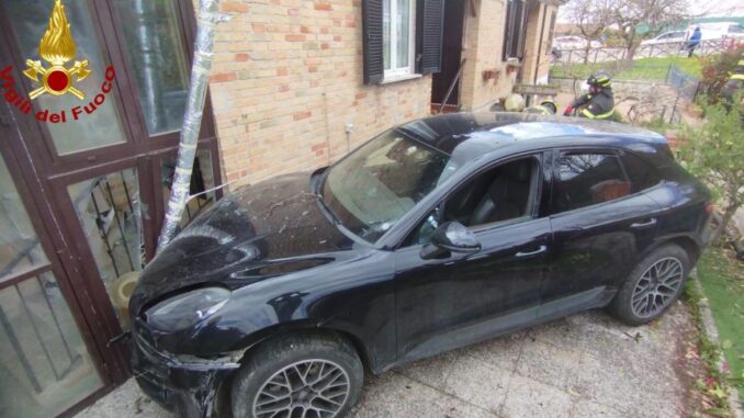 Auto fuori controllo, intervento vigili del fuoco a Gubbio