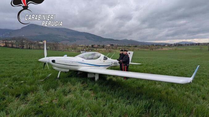Un incidente aereo, atterraggio forzato a Gualdo: nessun ferito