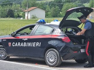 Quarantenne allontanato da casa per maltrattamenti, picchia padre e moglie