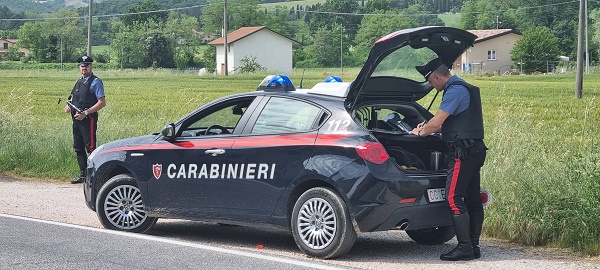 Quarantenne allontanato da casa per maltrattamenti, picchia padre e moglie