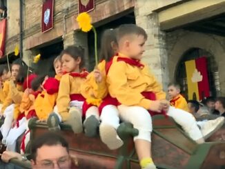 Gubbio, i Ceri scendono dal monte: folla in festa