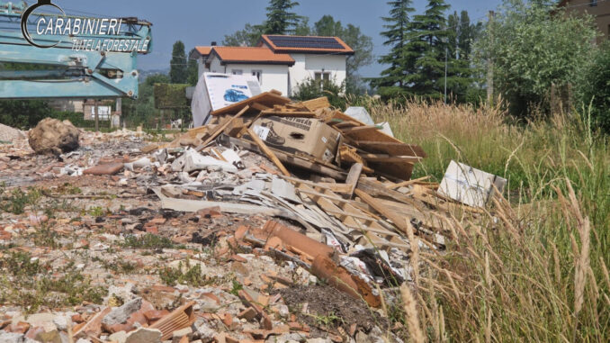 Gubbio, deposito edile abusivo e rifiuti bruciati: sequestrata area di 5.000 mq