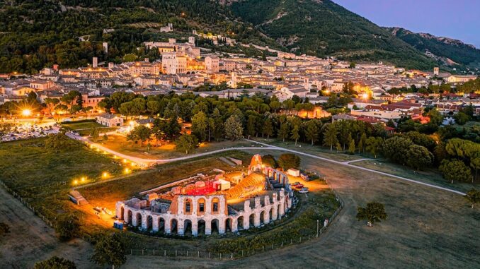 Il Teatro Romano di Gubbio accende l’estate con 14 eventi