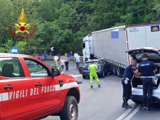 Auto contro tir sulla SS219, feriti portati a Branca