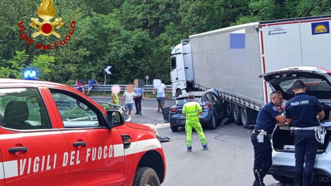 Auto contro tir sulla SS219, feriti portati a Branca
