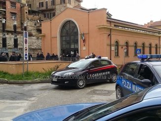 Finge prestazione sessuale e deruba anziano a Gubbio