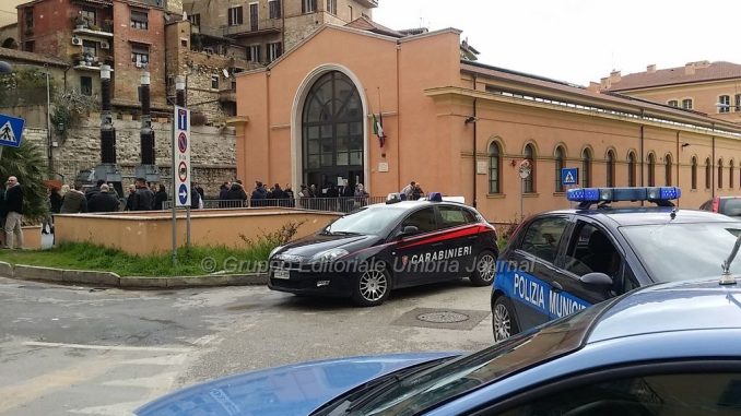 Finge prestazione sessuale e deruba anziano a Gubbio