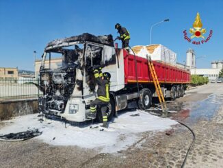 Incendio cabina tir a Padule, intervento dei Vigili