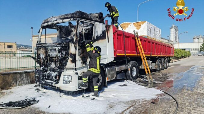 Incendio cabina tir a Padule, intervento dei Vigili