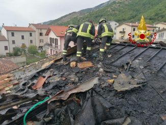 Incendio a Sigillo, tetto in fiamme domato dai Vigili del fuoco