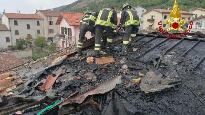 Incendio a Sigillo, tetto in fiamme domato dai Vigili del fuoco