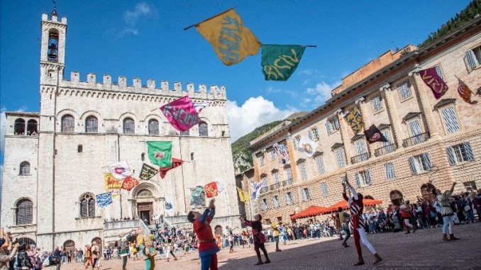Sbandieratori di Gubbio incantano al Festival del Medioevo 2025