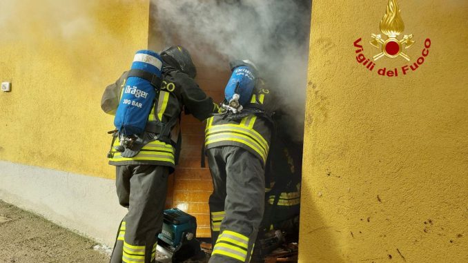 Incendio a Castellare Grello distrugge legnaia, nessun ferito Incendio a Castellare Grello distrugge legnaia, nessun ferito