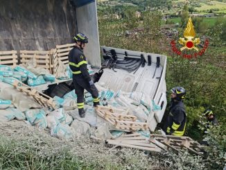 Incidente stradale a Torre Calzolari, ribaltamento autoarticolato