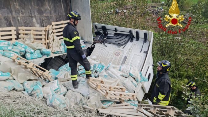 Incidente stradale a Torre Calzolari, ribaltamento autoarticolato Incidente stradale a Torre Calzolari, ribaltamento autoarticolato