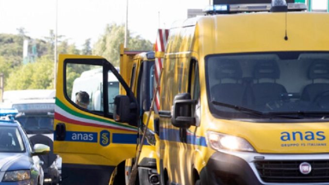 Incidente a Gubbio, mezzo pesante perde il carico Incidente a Gubbio, mezzo pesante perde il carico