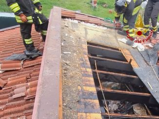 Incendio a Fossato di Vico, in fiamme il tetto di un’abitazione