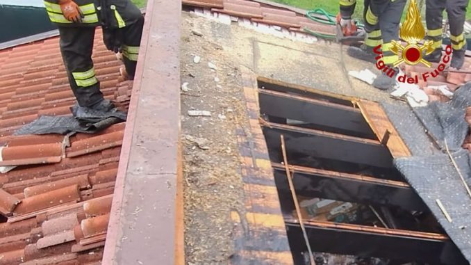Incendio a Fossato di Vico, in fiamme il tetto di un’abitazione