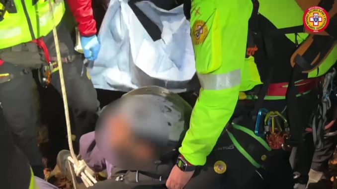 Parapendista bloccato tra gli alberi sul Monte Cucco