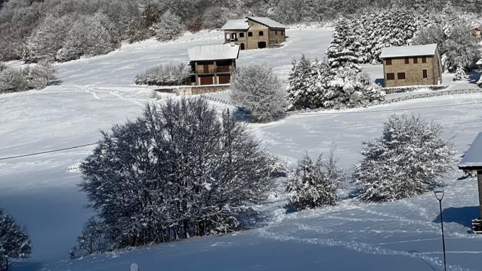 Prima neve a Gualdo Tadino incanta paesaggi e comunità