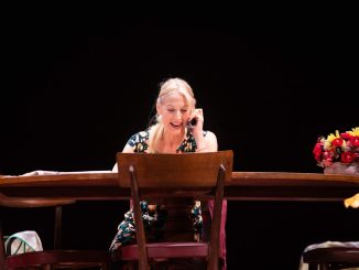 La scommessa porta ironia e fragilità sul palco