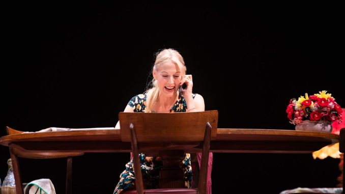 La scommessa porta ironia e fragilità sul palco