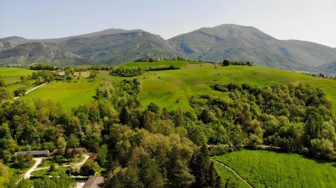 Costacciaro impone tassa di soggiorno, operatori insorgono