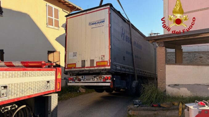 TIR incastrato a Isola di Nocera Umbra, intervengono i Vigili del fuoco