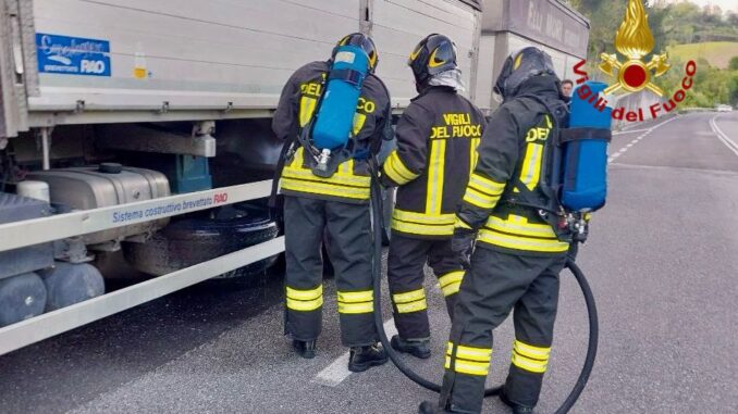 Tir in fiamme sulla Flaminia, intervento dei vigili del fuoco a Gaifana