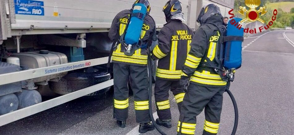 Tir in fiamme sulla Flaminia, intervento dei vigili del fuoco a Gaifana