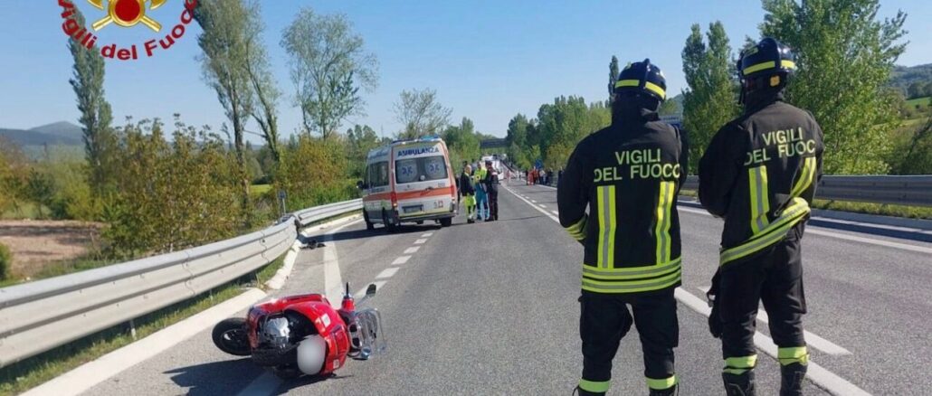 Incidente stradale scooter contro auto sulla SS3 a Gualdo Tadino