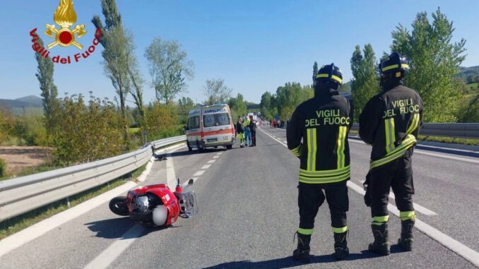 Incidente stradale scooter contro auto sulla SS3 a Gualdo Tadino