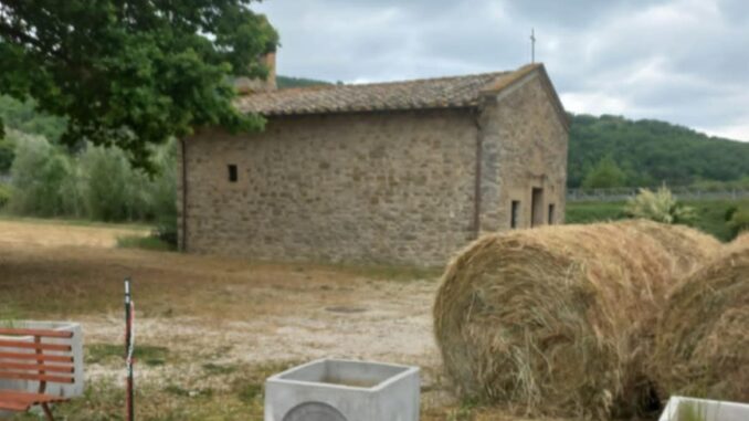 Accesso chiesa Madonna Chiascio bloccato, tensione Valfabbrica