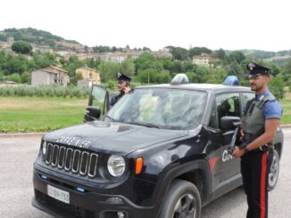 Valfabbrica, arrestato 22enne con droga e 7mila euro contanti