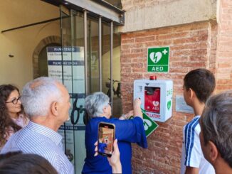 Gubbio amplia la rete salvavita con un nuovo defibrillatore in centro In Piazza Grande il 70° dispositivo donato dagli Amici del Cuore